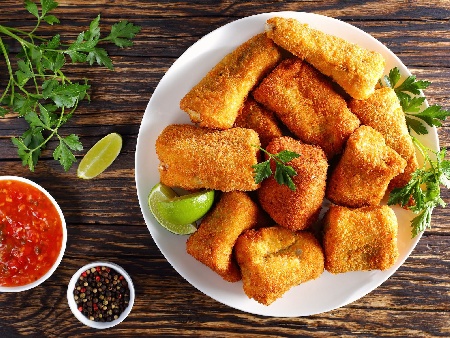 Пържени картофени крокети с шунка, сирене и магданоз панирани в яйца, брашно и галета